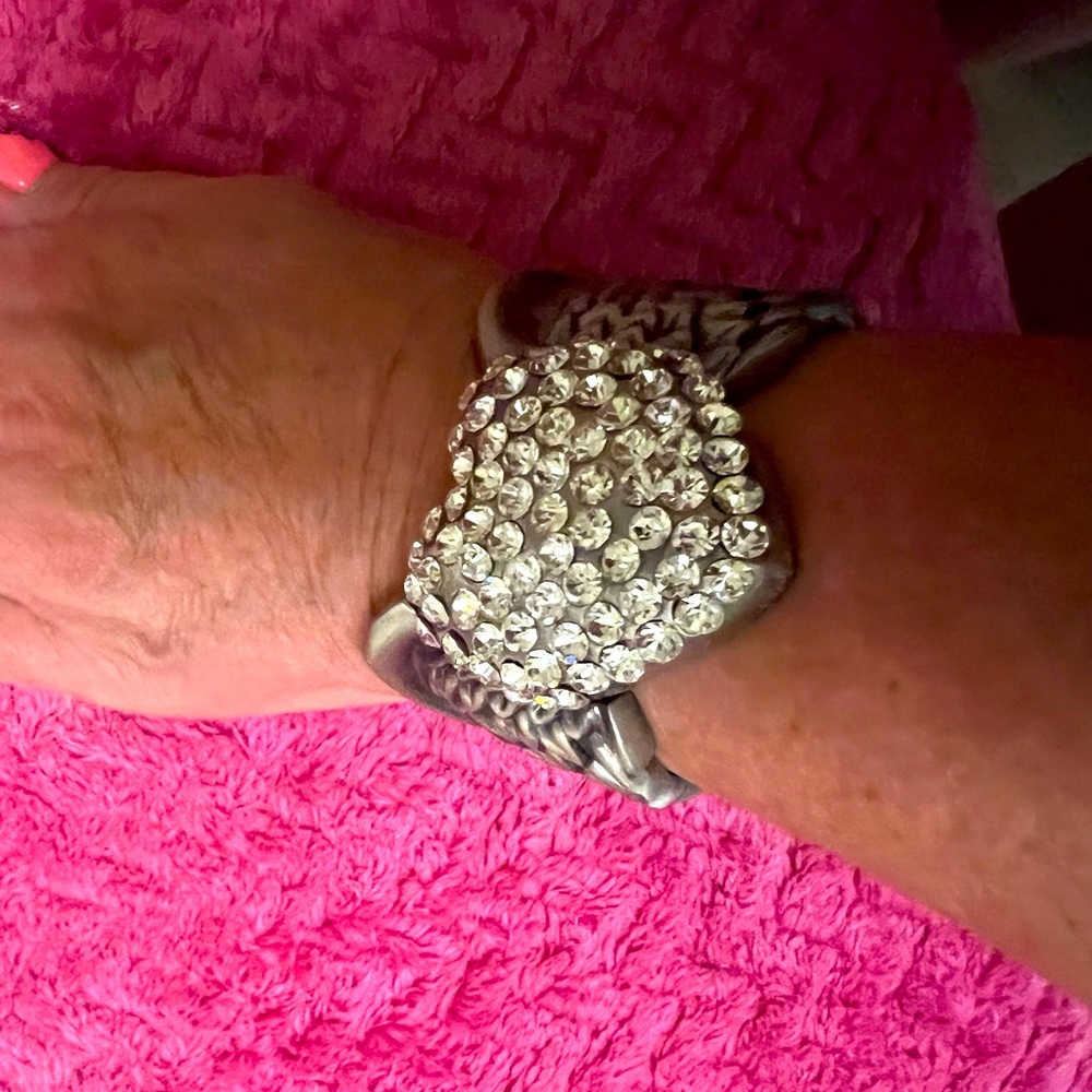 Beautiful bracelet with wings and clear crystal encrusted heart.